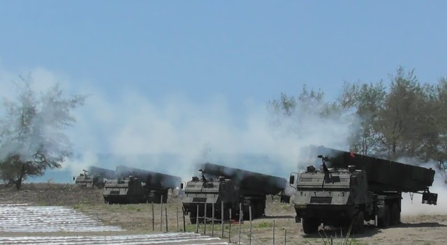 Kunjungi Kebumen KSAD Jenderal TNI Maruli Simanjuntak Tinjau Latihan Senjata Berat Roket Astros II MK6