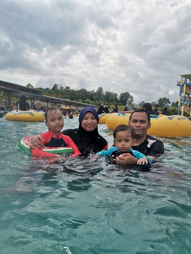 Mandi-manda di Bangi Wonderland Themepark sempena cuti sekolah.