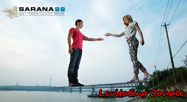 POSE UNIK PASANGAN "LEVITATING"