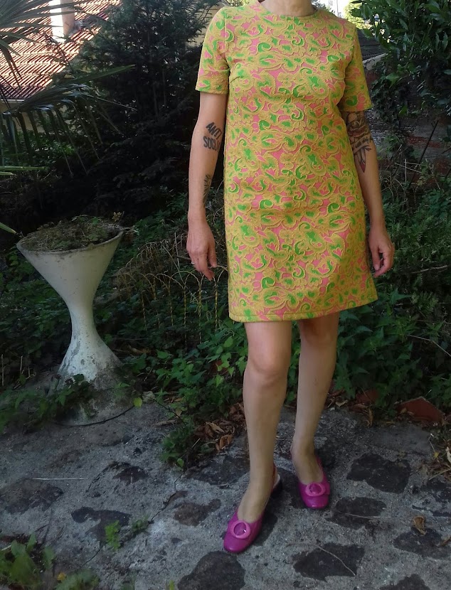 robe trapeze avec le patron Simplicity 7755 de 1968 et un tissu années 70 motif cachemire pris en brocante en février dernier ( https://crazeegirl-wears-vintage-dress.blogspot.com/2018/02/brocante-waterloo-et-puces-bruxelles.html )  A-line dress , Simplicity 7755 pattern , golden pink green paisley fabric