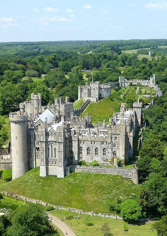 Arundel: vista aérea do castelo-fortaleza e palácio.