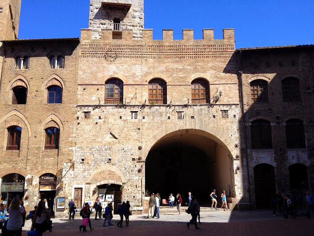 plaza de San Gimignano en la Toscana