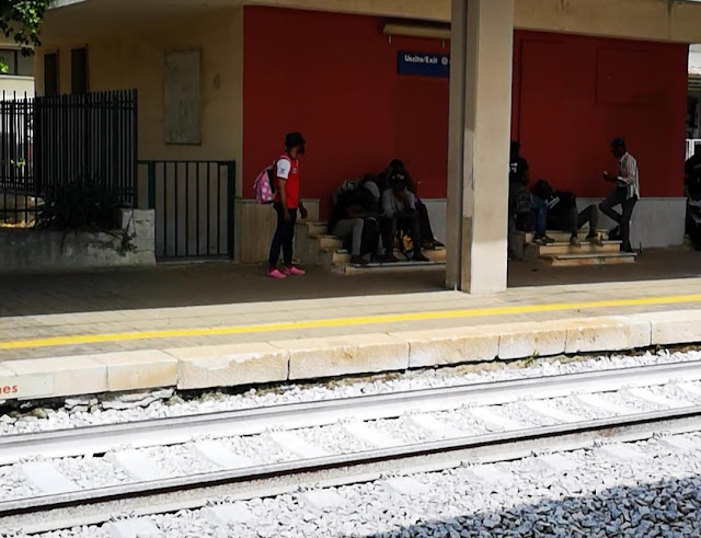 Stazione di Massafra con persone