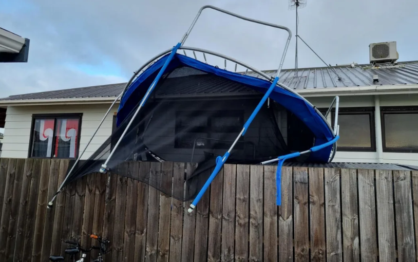 Một chiếc bạt lò xo đã bị thổi bay vào hàng rào trên Đường Grandview, Hamilton