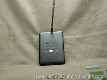 05.用工具從背蓋慢慢撬開