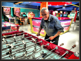 FUTBOLINES-FUTBOLINS-JUGAR-PARTIDAS-DISFRUTAR-CONCENTRACION-JUEGOS-FOTOS-PINTOR-ERNEST DESCALS-