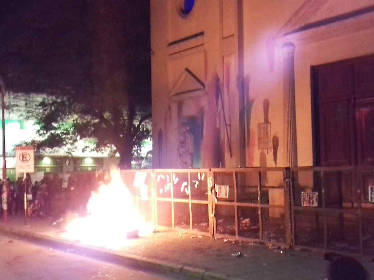 Militantes da agenda LGBT atacam a catedral de Resistencia, Argentina