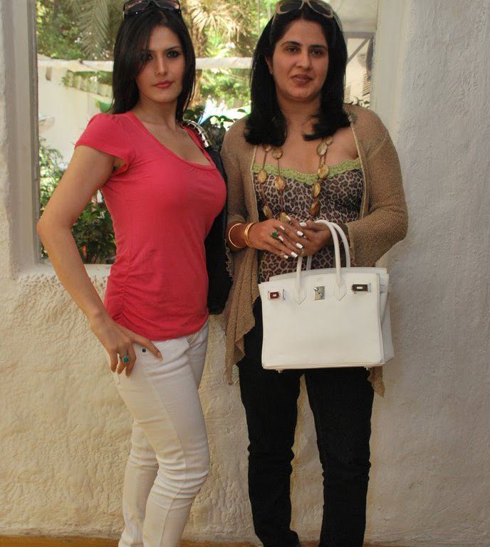 zarine khan bikini pictures. Zarine Khan at Neha Agarwal#39