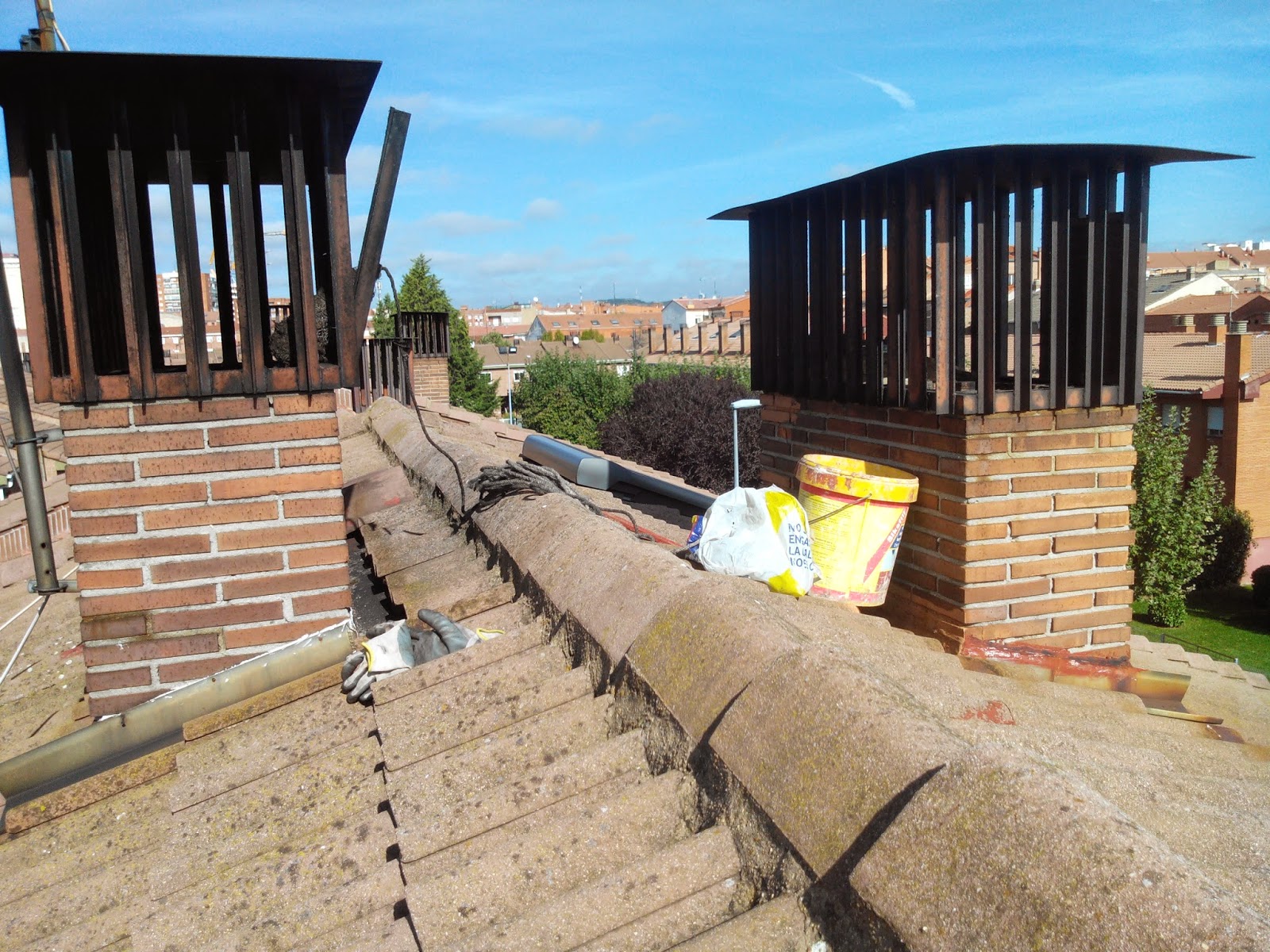  Fotos de Cómo Limpiamos Chimeneas en León, el Deshollinador en una Limpieza de chimeneas. Realizamos servicios de limpieza de chimeneas en León, presupuestos sin compromiso, tlf de contacto es 618848709 wasap y 987846623 te atenderemos rapido.