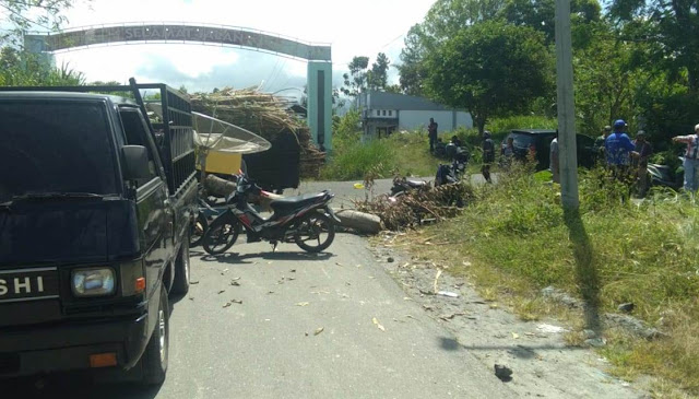 Jalan Utama Kecamatan Ketol Di Blok Oleh Masyarakat Bentuk Protes Kepada Pemerintah