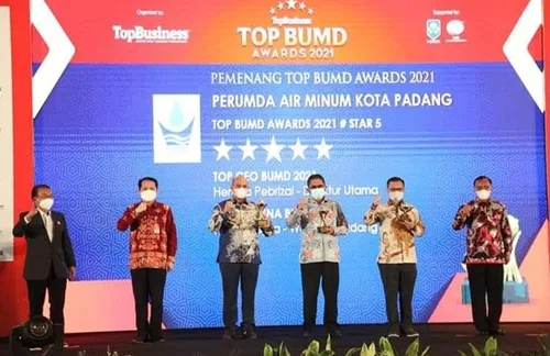 Ditengah Badai Pandemi, Perumda Air Minum Kota Padang Terima Penghargaan Top BUMD Awards 2021