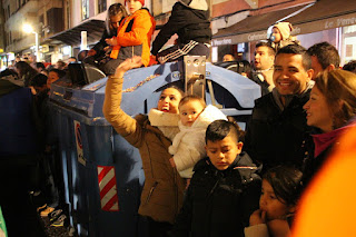 Miles de personas llenan las calles de Barakaldo al paso de la cabalgata de Reyes