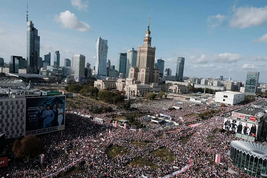 Polonia: Maziki diadilosi sti Varsovia, dyo evdomades prin