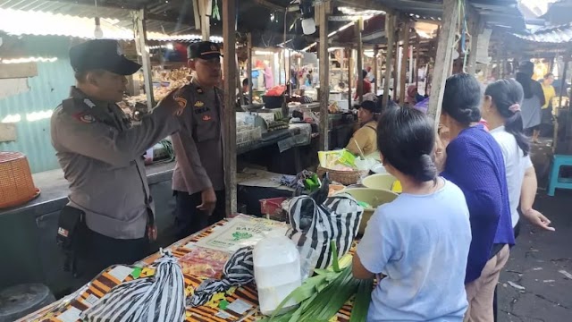 Gelar Jumat Curhat, Polsek Sidemen Sambangi Pasar Tabola