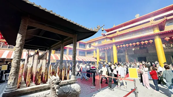 ▲過年走春拜廟，農曆正月初一至初五，三陽玉府天宮邀請信眾前來敬拜玉皇上帝，祈求補運、補財庫，消災解厄，為新的一年增添好運。（記者林明佑攝）