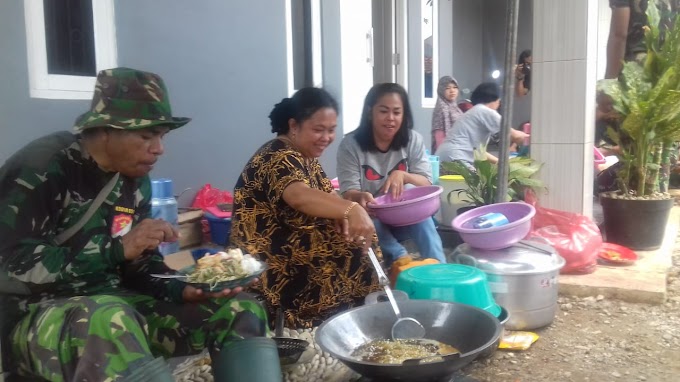 Warga Memasak Dengan Kasih Sayang dan Cinta Buat Satgas TMMD ke-103