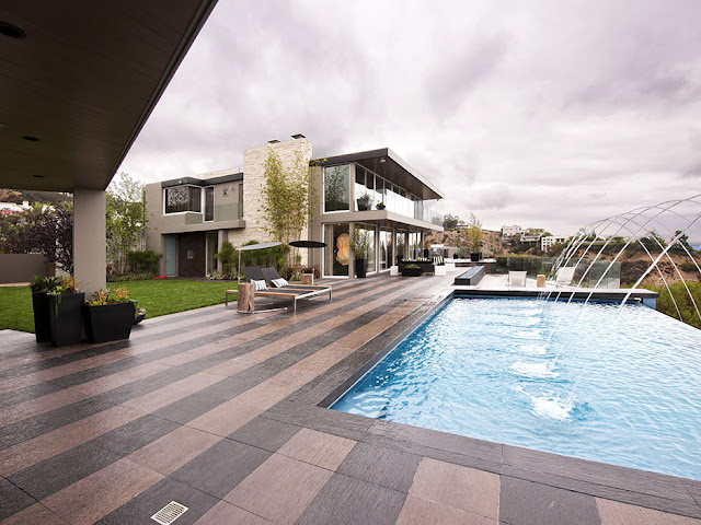 Picture of the large terrace with swimming pool and fountains