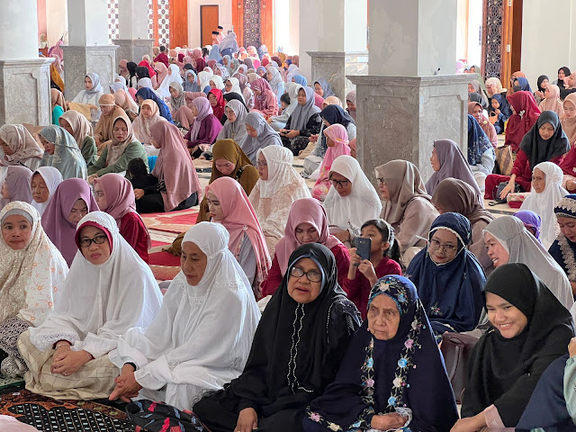 Bupati bersama Wabup serta Ribuan Masyarakat Laksanakan Shalat Ied di Masjid Agung Natuna