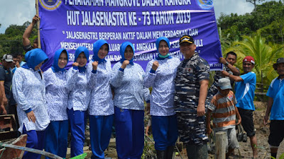 HUT Jalasenastri Ke 73, Lanal Simeulue dan Masyarakat Tanam Bibit Mangrove