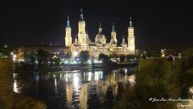 Vista de la Basílica-Catedral de Nuestra señora del Pilar desde el puente de Piedra.