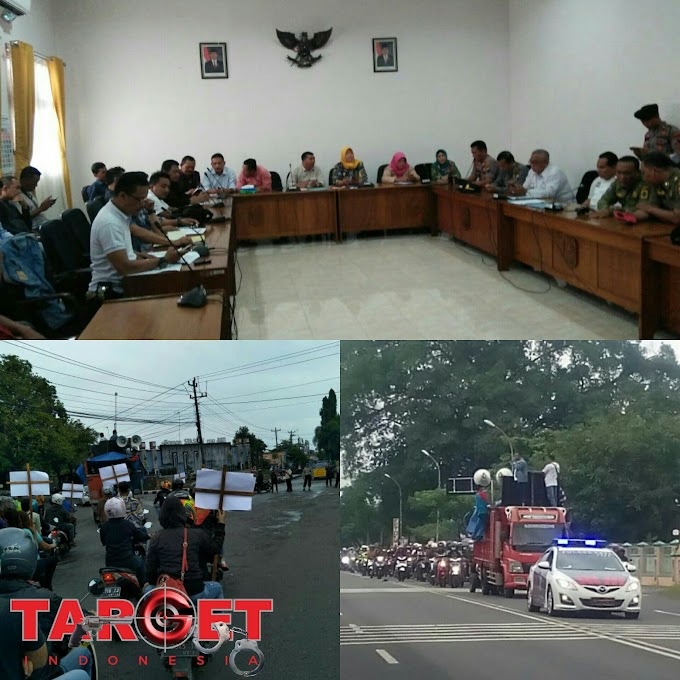 Pemilik Cafe Dan Para Pekerja Karaoke Melakukan Aksi Damai di Depan Gedung DPRD Kabupaten Pati 