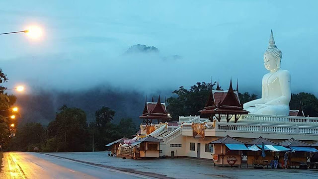 วัดท่าขนุน อำเภอทองผาภูมิ จ.กาญจนบุรี  เป็นวัดที่อยู่ท่ามกลางธรรมชาติที่โอบล้อมไปด้วยภูเขา มีบรรยากาศเงียบสงบ เย็นสบาย