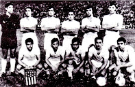 SEVILLA C. F. - Sevilla, España - Temporada 1972-73 - Paco, Isabelo, Toñanez, Hita, Pazos y Bea; Lora, Juan Antonio, Acosta, Conejo y Berruezo - SEVILLA C. F. 1 (Acosta) PEÑAROL DE MONTEVIDEO 0 - 23/08/1972 - I Trofeo Ciudad de Sevilla, semifinal - Sevilla, estadio Ramón Sánchez Pizjuán