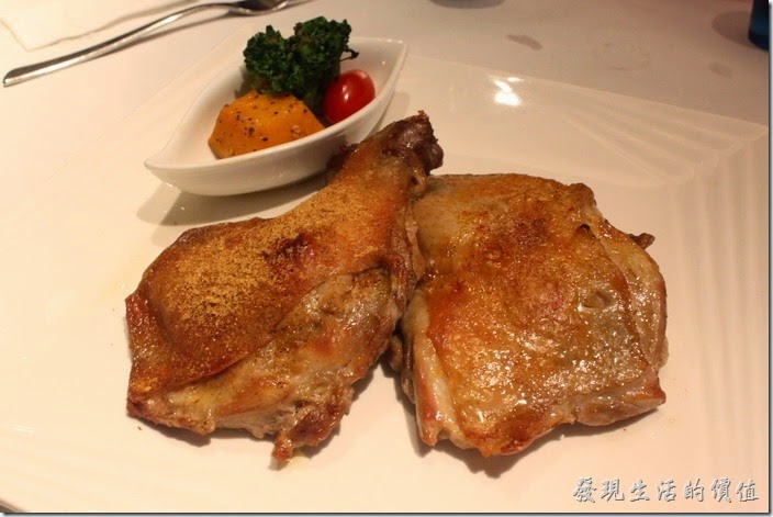 台南-西堤(Tasty)民族店。主餐-法式烤雞。沒想到在牛排館吃雞腿排也可以這麼好吃，煎到酥脆的外皮，具有彈性的肉質，個人推薦這道法式烤雞，上面還灑上了迷迭香香料，再沾點海鹽，味道更美。