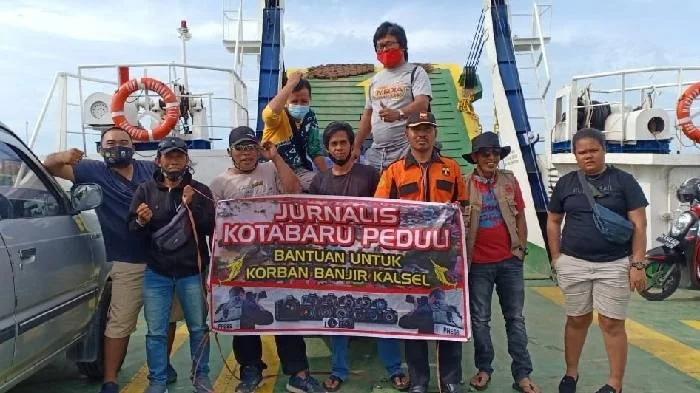 Puluhan jurnalis yang bertugas di Kotabaru mengantar bantuan logistik untuk korban bencana banjir di Banua, Sabtu (23/1) tadi