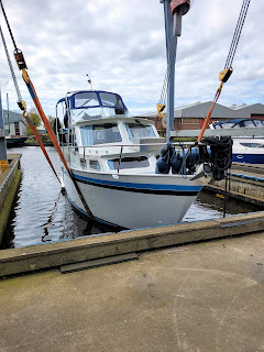 Boot hängt am Kran im Wasser