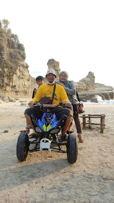 naik ATV di pantai Klayar