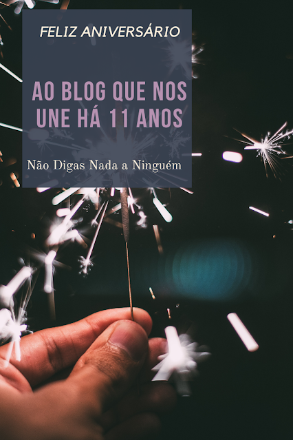 Emocionante momento em que uma pessoa segura um foguete de aniversário aceso, em comemoração aos 11 anos deste incrível blog que nos mantém conectados. O fundo preto destaca a energia e alegria do momento festivo.