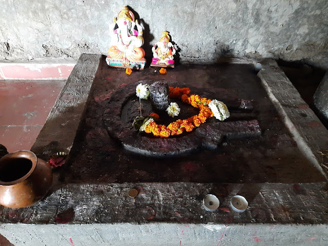 रोहिडा किल्ला वरील मंदिरातील शिवलिंग.