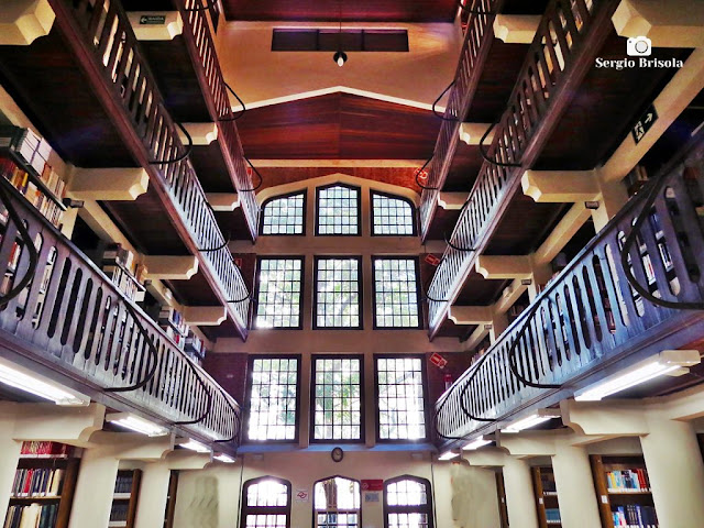 Vista ampla do interior da Biblioteca George Alexander - Mackenzie - Higienópolis - São Paulo