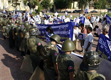 Brave HUN SEN's soldiers in the front line in PP not at the Cambodia-Vietnam border.