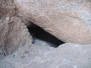 Obavvana Kindi / Obavva's Crevice in Chitradurga Fort