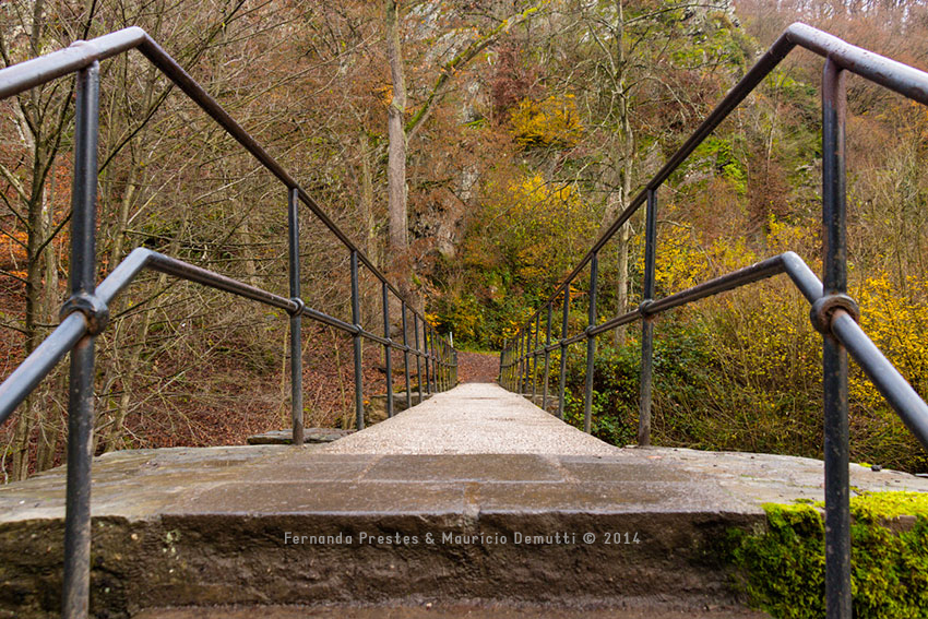 ponte sobre riacho do castelo de burg-eltz