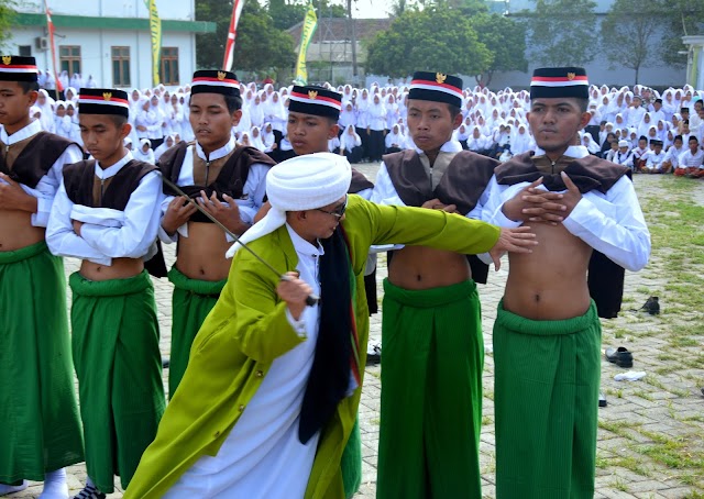 Viral!! Lora Taufiq Menebas Perut Santrinya Dengan Pedang Samurai Di Upacara Hari Santri Nasional