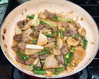 Finishing potato with beef and vegetables
