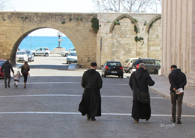 Exterior de la Basílica junto al mar