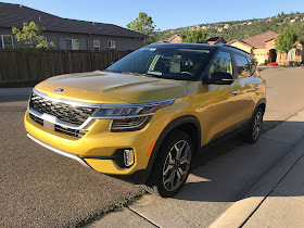 Front 3/4 view of the 2021 Kia Seltos SX Turbo AWD