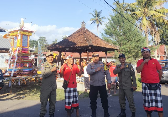 Bhabinkamtibmas Singakerta Lakukan Pengamanan Kunjungan Bupati Di Acara Ngaben Massal