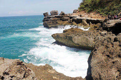  Nah bagi anda Pecinta wisata di indonesia raya Pantai Kedung Tumpang Jawa Timur