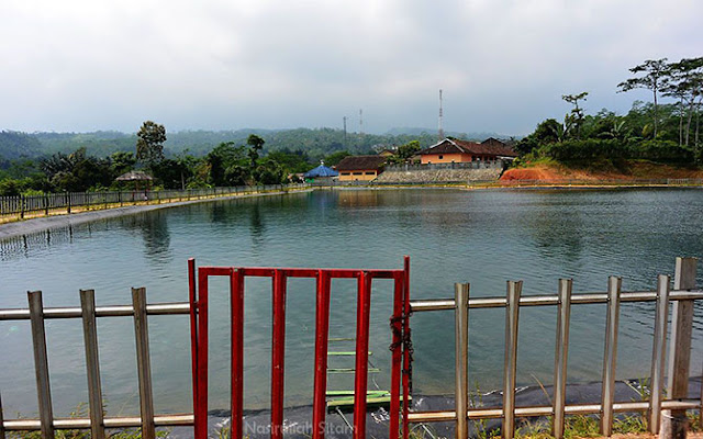 Pagar yang mengelilingi Embung Tlogopucang, Temanggung