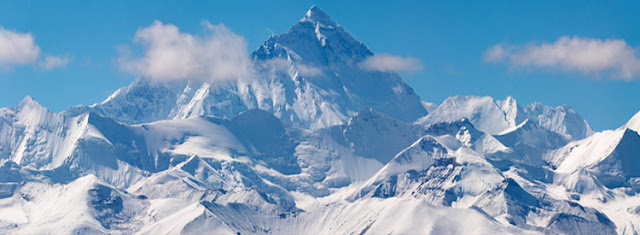 كشف المراقبون مع وزارة الدفاع الصينية أن جبل تشومولانغما تحول 3 سنتيمترات بعد الزلزال المدمر الذي ضرب نيبال في 25 أبريل، في حين لم تتأثر قمة الجبل. 
