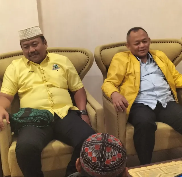 Dengan mengenakan songkok ala Ketua Umum DPP Partai Golkar Bahlil Lahadalia, Ali Mufthi resmi mendaftar sebagai bakal calon Ketua DPD Partai Golkar Jawa Timur