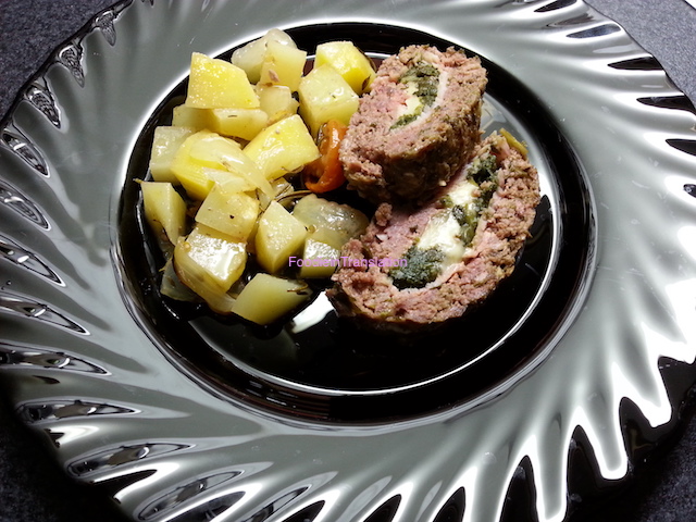 Polpettone ripieno al forno con patate e pomodorini - Baked stuffed meatloaf with potatoes and cherry tomatoes