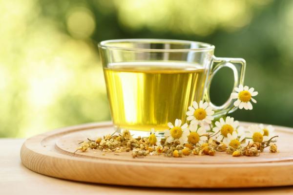 Scientific reasons to try tea rinses for natural hair 