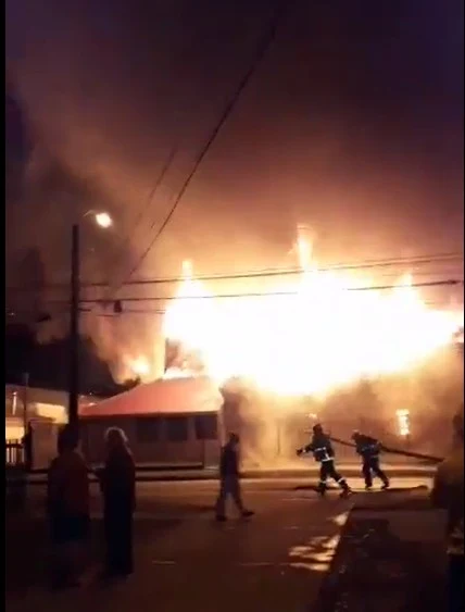 Incendio destruyó gimnasio del "Colegio Inglés" de Purranque