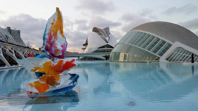 Escultura del artista Arne Quinze, de gran tamaño y muchos colores, instalada en la Ciudad de las Artes y las Ciencias de Valencia.